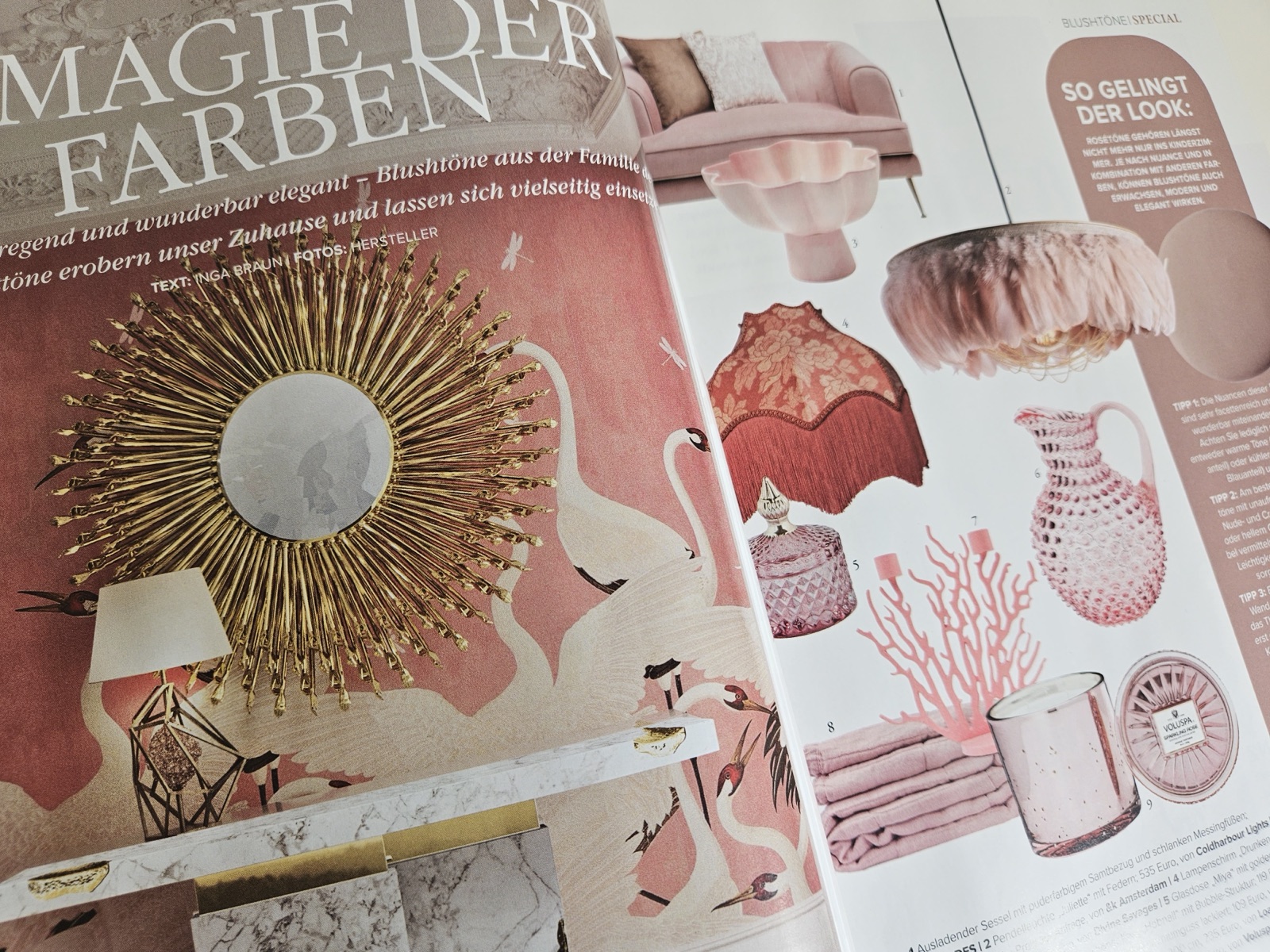 Goldener Sonnenspiegel über einer Kommode in Rosétönen